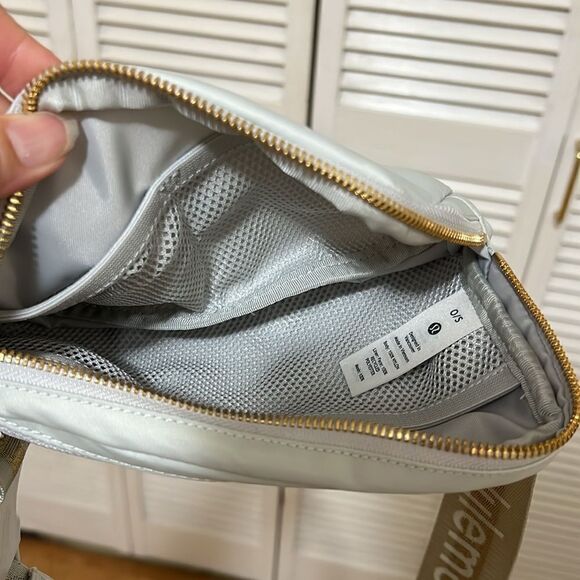 🎉Lululemon Holiday Edition belt bag - Picture 6 of 7